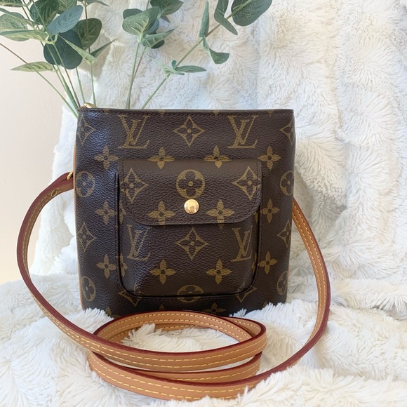 Louis Vuitton Handbags - 💯 Authentic Louis Vuitton Crossbody Bag